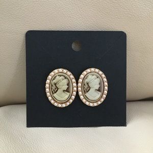 Gold tone with pearl cameo stud earrings